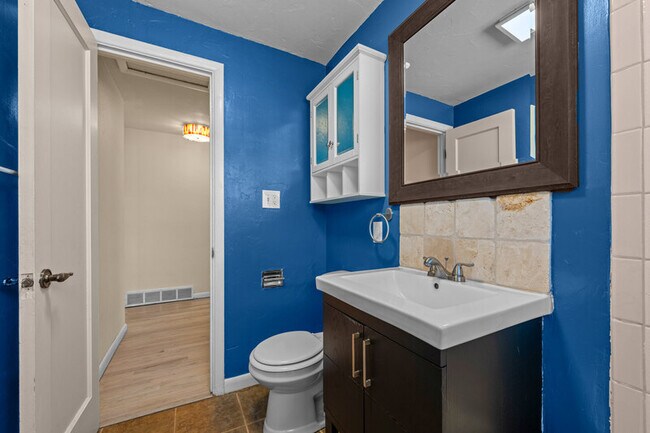Building Photo - 2140 Robin Dr