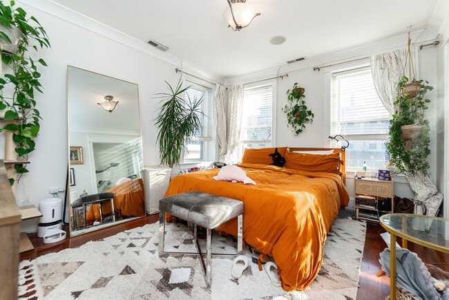 Building Photo - 632 E Broadway