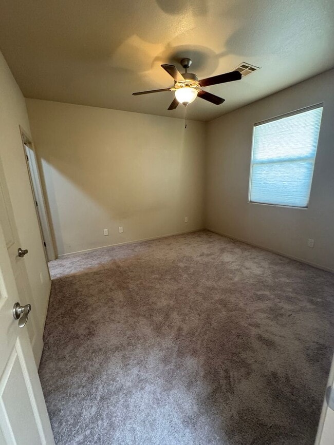 Building Photo - Nice townhome in Gated community