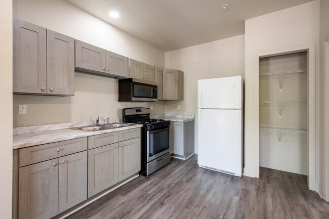 Building Photo - 878 4th St SE