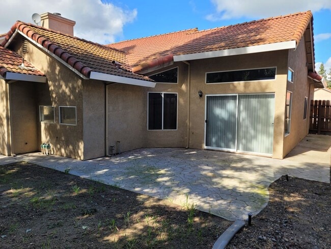 Building Photo - Oakdale Beauty