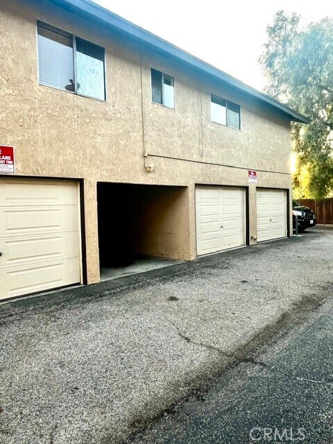 Building Photo - 2429 S Ridgewood Dr