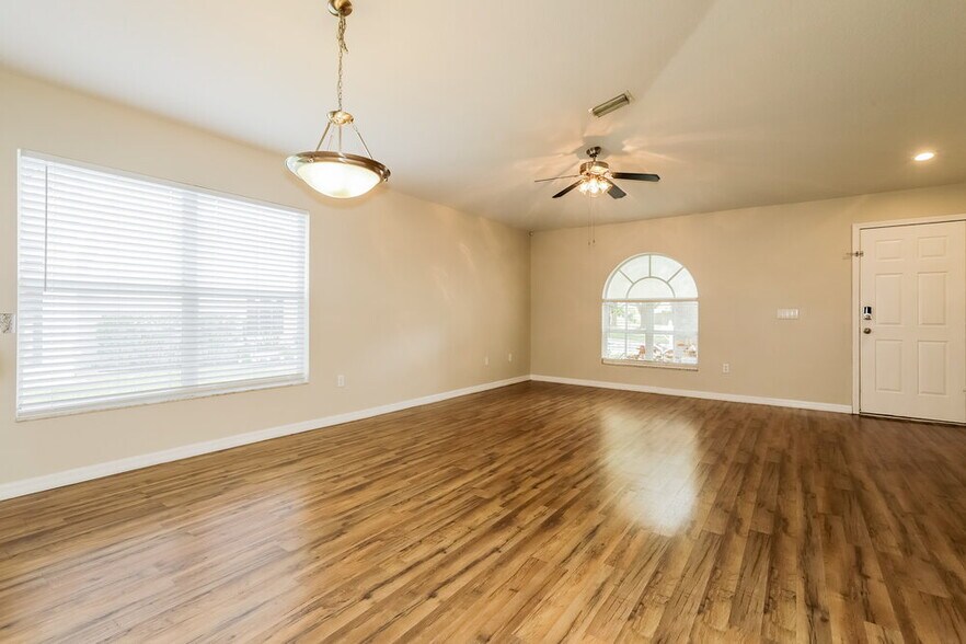 Building Photo - 1036 Lake Shore Ranch Dr