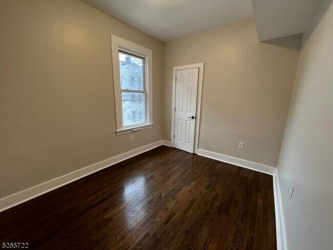 Building Photo - 44 Clifford St