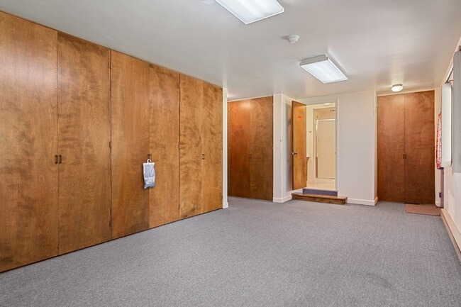 Building Photo - 3 or 4 Bed/ 3 1/2 bath