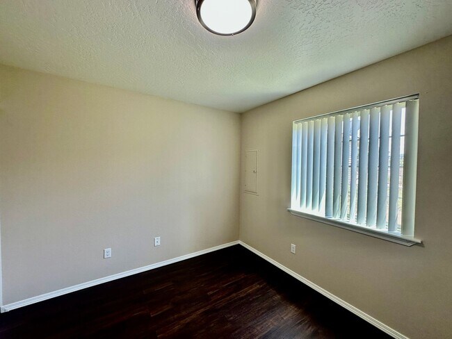 Building Photo - 3130 Meadow Glen Ln