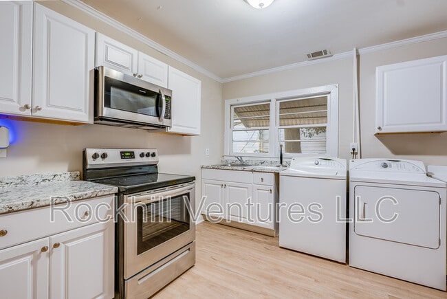 Building Photo - 1123 E 70th St