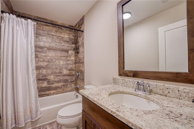 Building Photo - 984 Memorial Walk SE