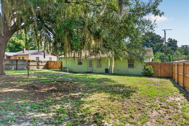 Building Photo - 308 Fern St