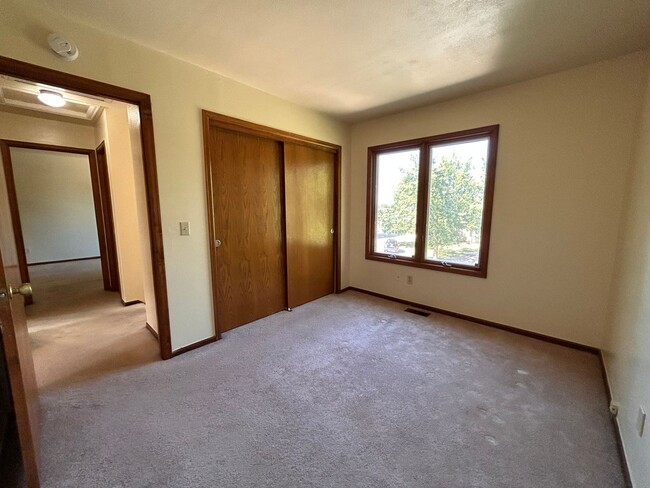 Building Photo - $0 DEPOSIT OPTION. 4 BEDROOM 3.5 BATH HOUS...