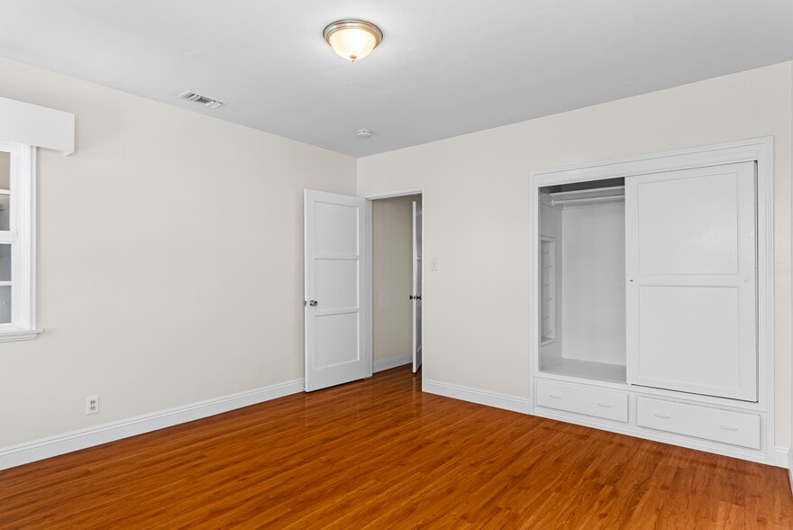 Building Photo - 550 Clement Dr