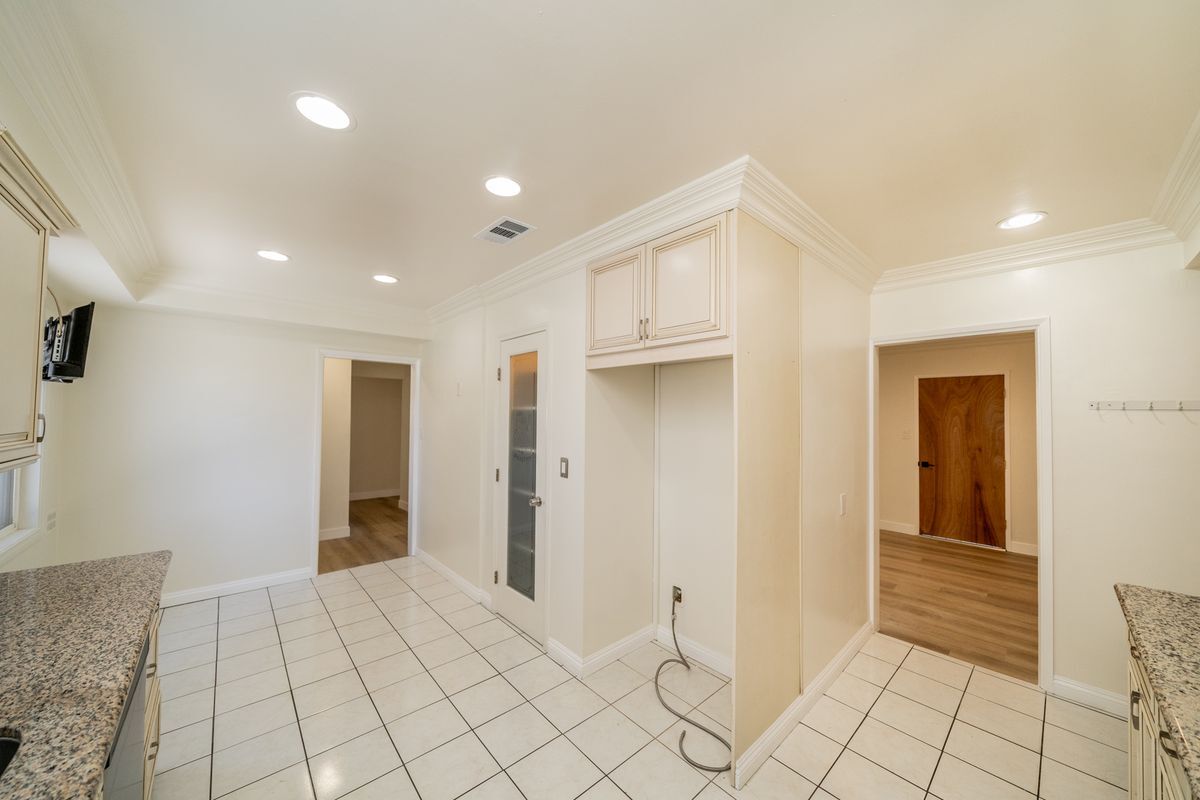 Building Photo - 9676 Bolton Ave