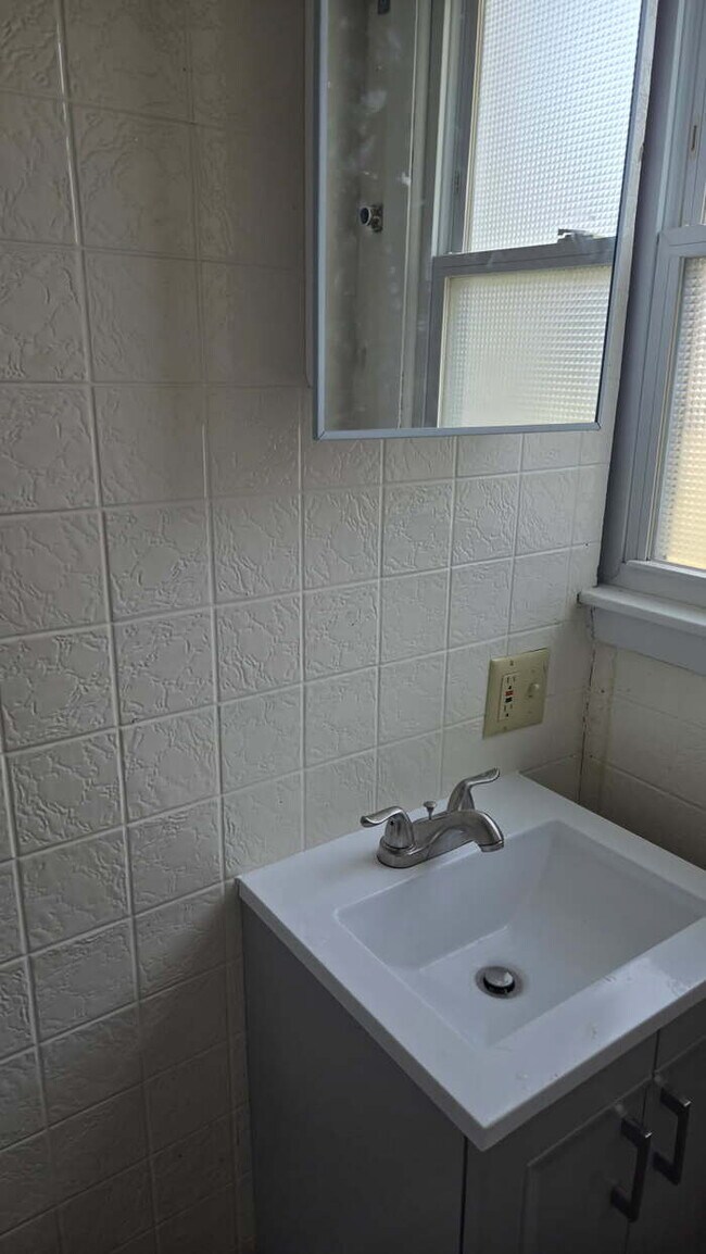 Building Photo - 50% discount on first month's rent with approved application