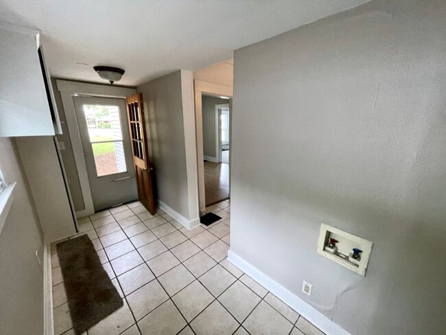 Building Photo - Spacious 3Bd; 1Ba Single Family Home