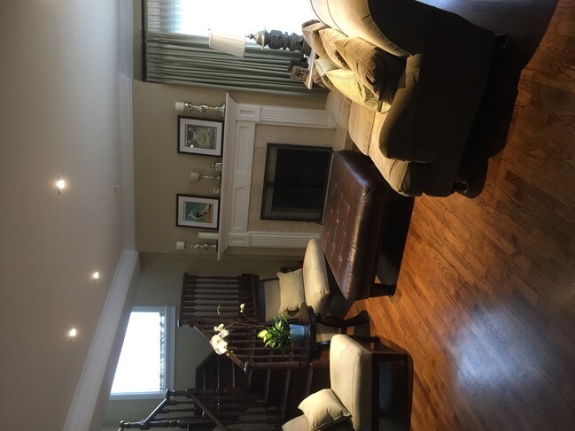 Livingroom - 1009 Sycamore Dr