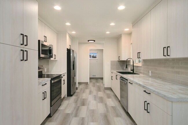 Building Photo - 1726 Cameo