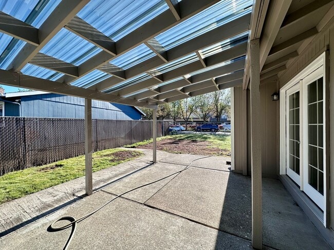 Building Photo - Newly Renovated Single-Family Home in Gresham! 3 Bed/1 Bath w/ Double Car Garage!