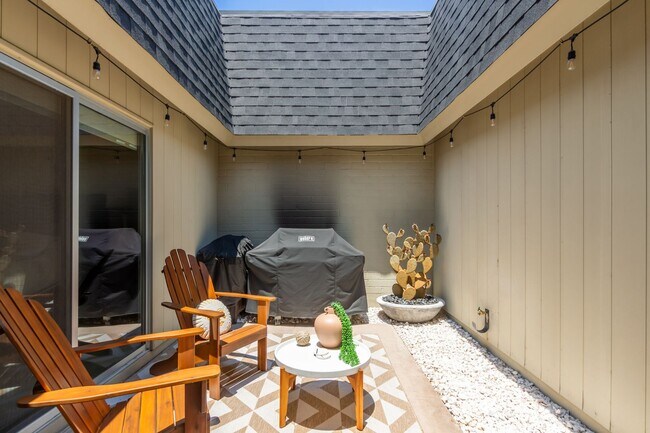 Building Photo - Spacious 2 Bed, 2 Bath Woodland Park Townhome