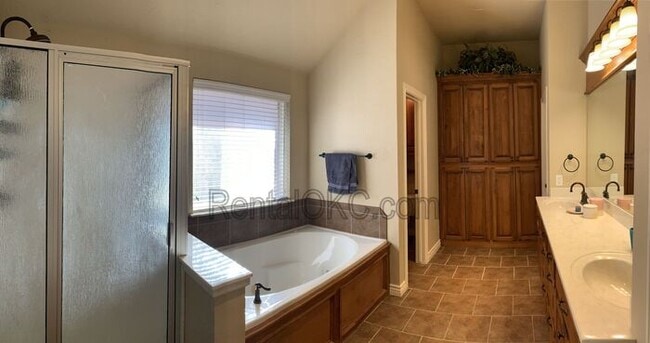 Building Photo - Great Liberty Trails 3 bed corner lot