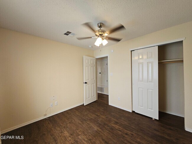 Building Photo - 10909 Northview Dr