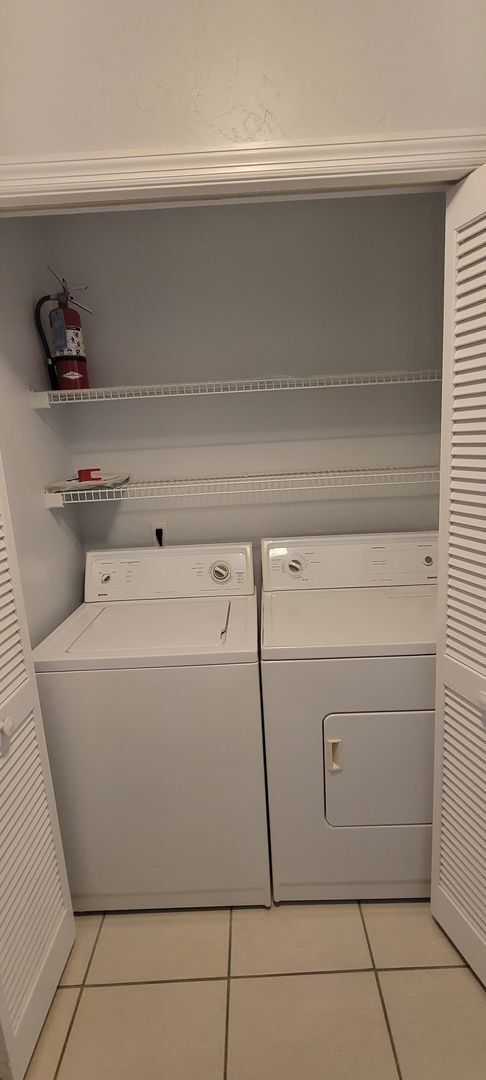 Building Photo - Beautiful and spacious remodeled unit