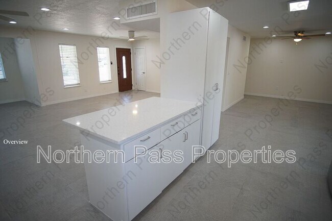 Building Photo - 4573 Bobolink Way