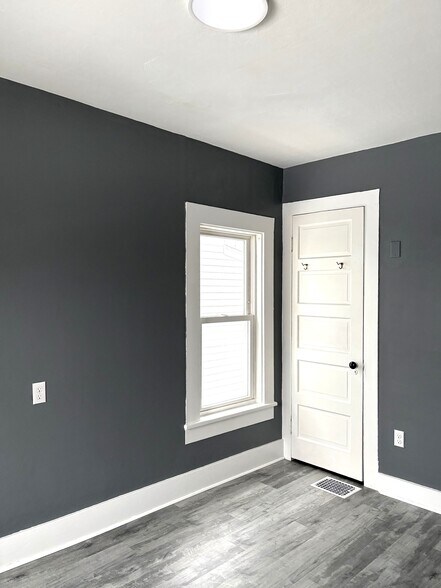 Building Photo - 313 E 7th St