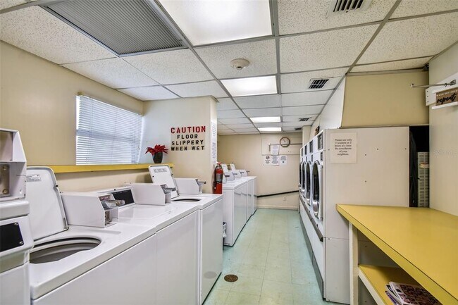 Building Photo - 7400 Sun Island Dr S