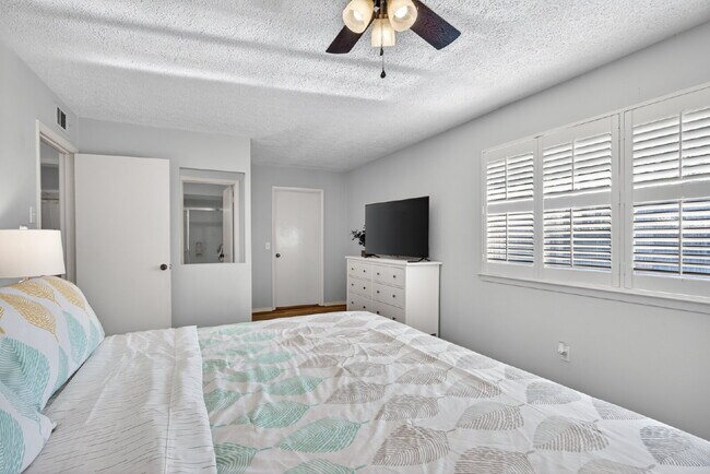 Building Photo - 5 Dorchester Ct