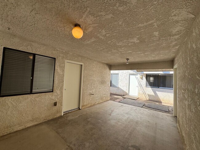 Building Photo - 657 W Escalon Ave