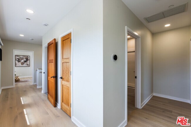 Building Photo - 509 Wynola St