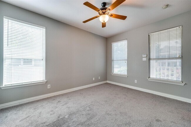 Building Photo - 9801 Cedarcrest Dr