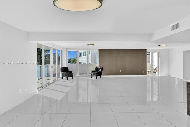 Building Photo - 9901 E Bay Harbor Dr