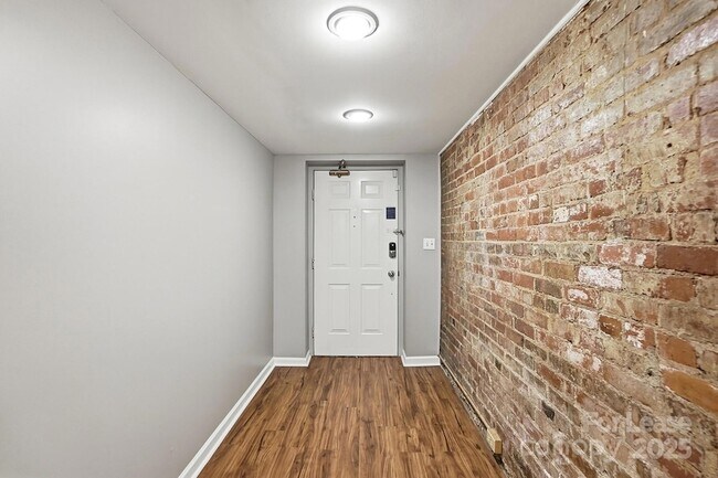 Building Photo - 229 N Poplar St