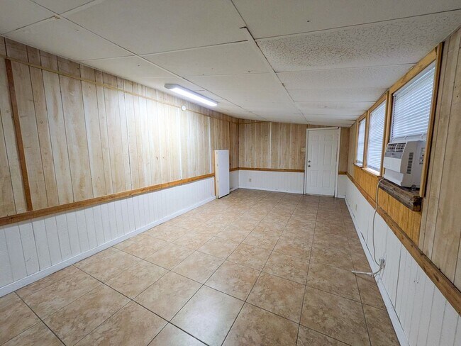 Building Photo - 5365 E Parkway Dr