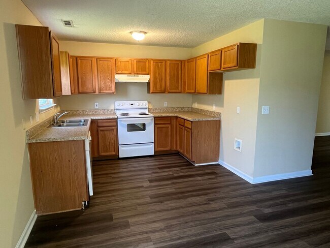 Building Photo - Refreshed 3 Bedroom House in NW Charlotte