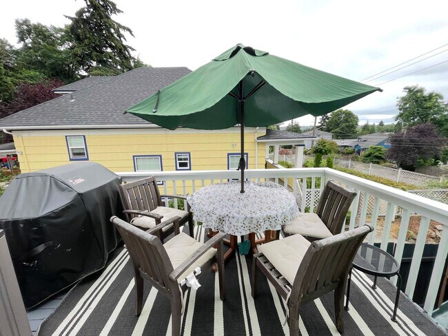 Building Photo - Spacious Corner-Lot Home 4 bed 3 bath – Green Lake, Seattle, WA