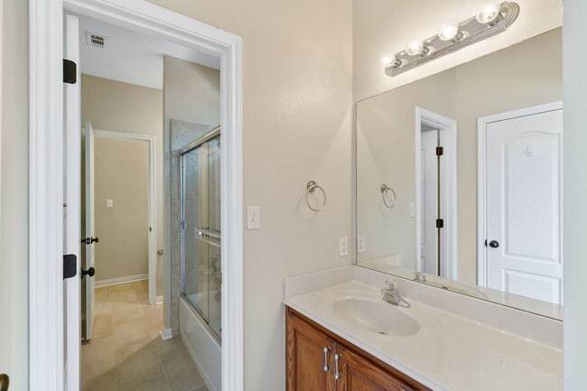 Building Photo - Spacious 4-Bed Luxury Home with Chef’s Kitchen, Fenced Yard, and 3,528 sq ft in Helotes