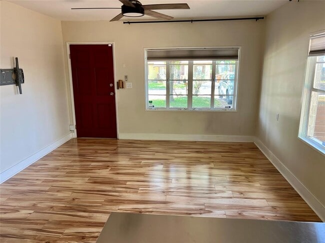 Building Photo - 412 W Croslin St