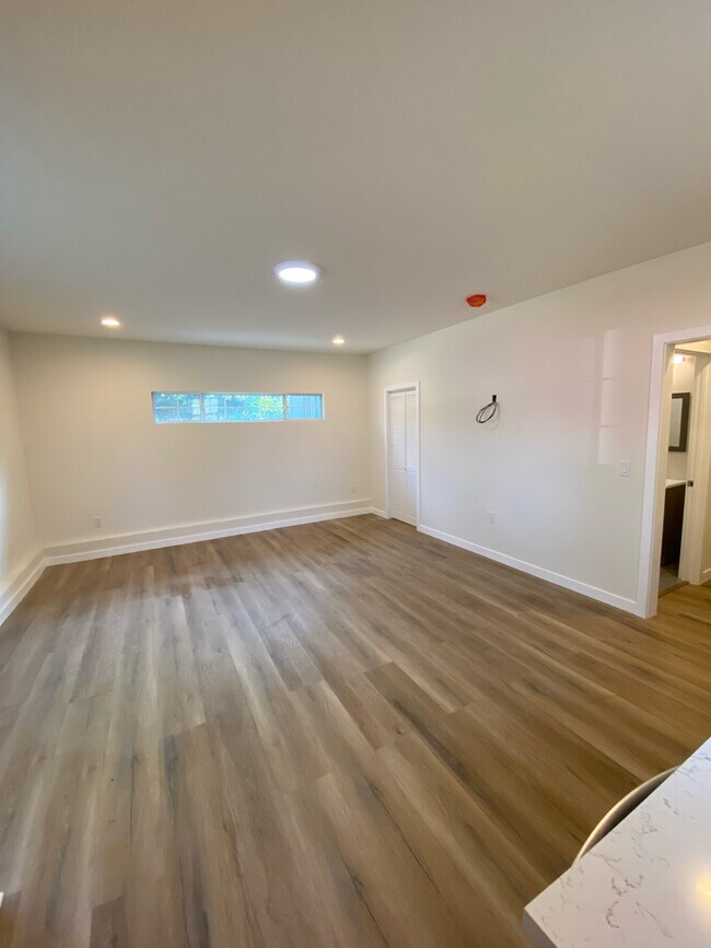 Building Photo - 8415 Beckford Ave