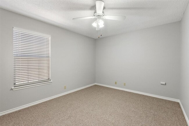 Building Photo - 410 Village Ln