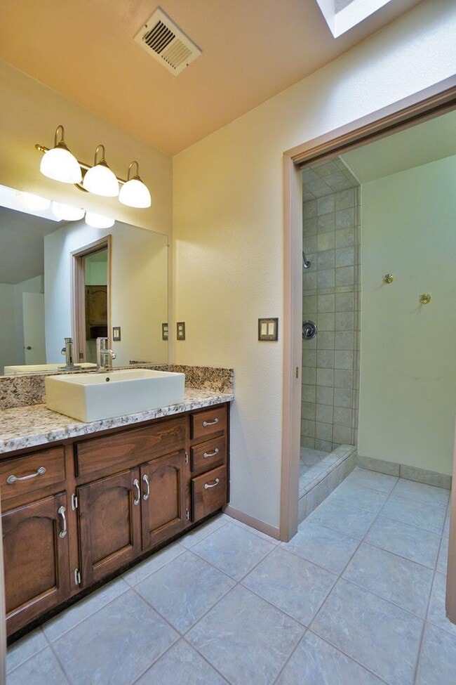 Building Photo - North Hanford 3 bedroom 2 bathroom