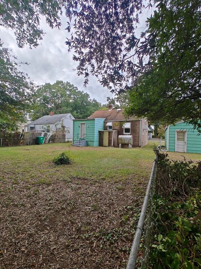 Building Photo - 2 bedroom home with fenced in rear yard