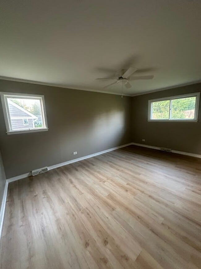 Building Photo - Spacious 3 bedroom 2 bathroom ranch.