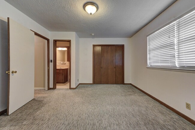 Building Photo - 1202 Benson Dr