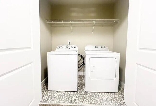 Building Photo - Modern 3BR / 2.5BA Townhome in Port Orchard – Spacious, Bright, and Conveniently Located