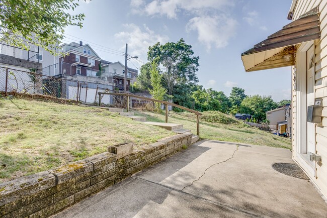 Building Photo - Available MAY 2026 - Beautiful 2 bedroom home in Mt Washington!