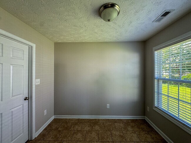 Building Photo - Lovely 4 Bed 2 Bath Home in West Gate
