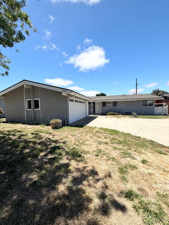 Building Photo - Lovely 3 Bedroom Home in Established Neigh...