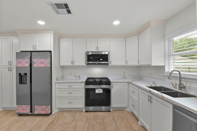 Building Photo - 5011 Redstart St